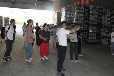 康辉地板|小区组团 大巴直达工厂 拿福利享特惠