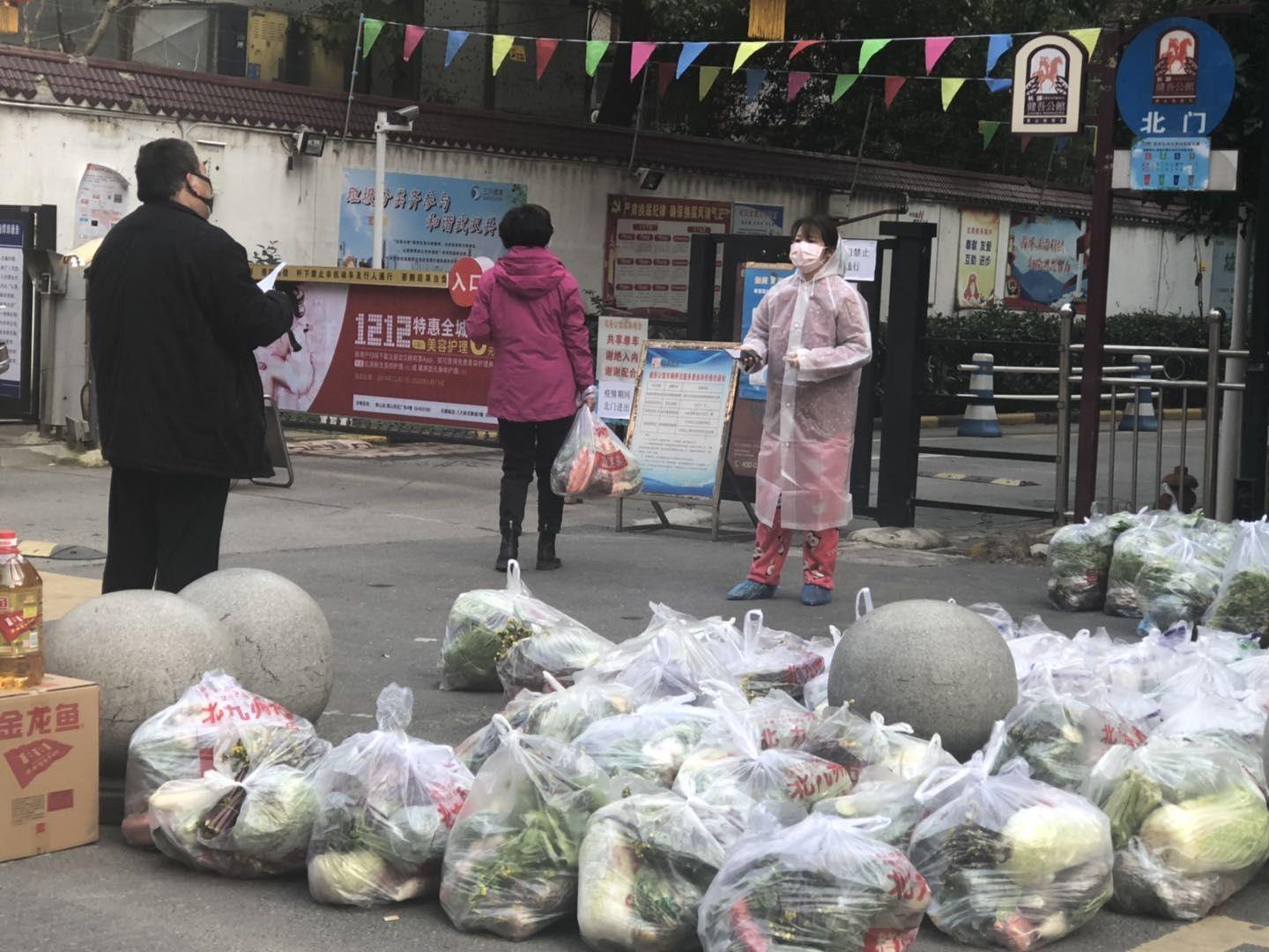 青山区小区24小时封闭严管进入第三天