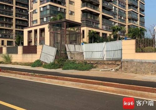 海口一小区开发商私挖市政路衔接小区门 城管 执法 化解矛盾 缓解出行难